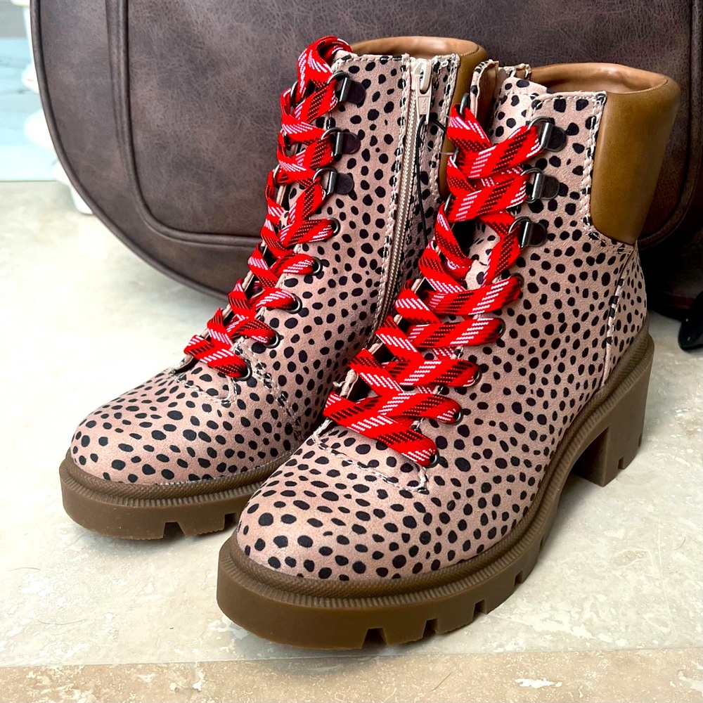 Universal Thread women’s boots. NWT size 7.5.